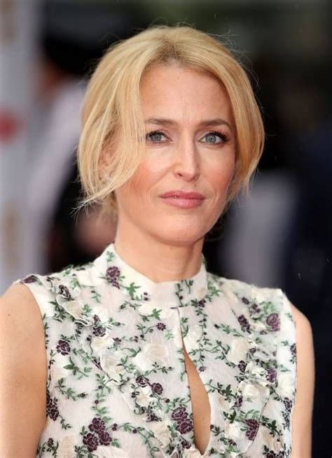 Sex Educations Gillian Anderson causes a stir in string bikini。